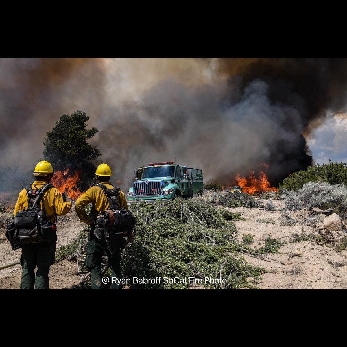 SoCalFirePhoto's tweet photo. More images from the #ApacheFire in the @LosPadresNF and @VCFD jurisdiction. Monsoon conditions lead to extremely high temperatures and strong winds in the Hwy 33 corridor that pushed the fire into Apache Canyon. The fire is looking much better. Lots of line to be constructed. https://t.co/g9vUHPZjnX