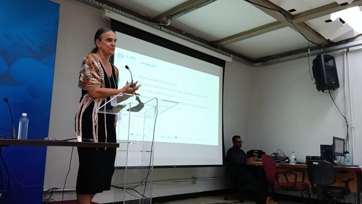 Apresentando o trabalho
"A pesquisa científica mencionada em documentos político-institucionais brasileiros" no <a href="/EventoEbbc/">EBBC</a> em Brasília. A pesquisa está nos Anais do evento no site: ebbc.inf.br/ojs/index.php/…