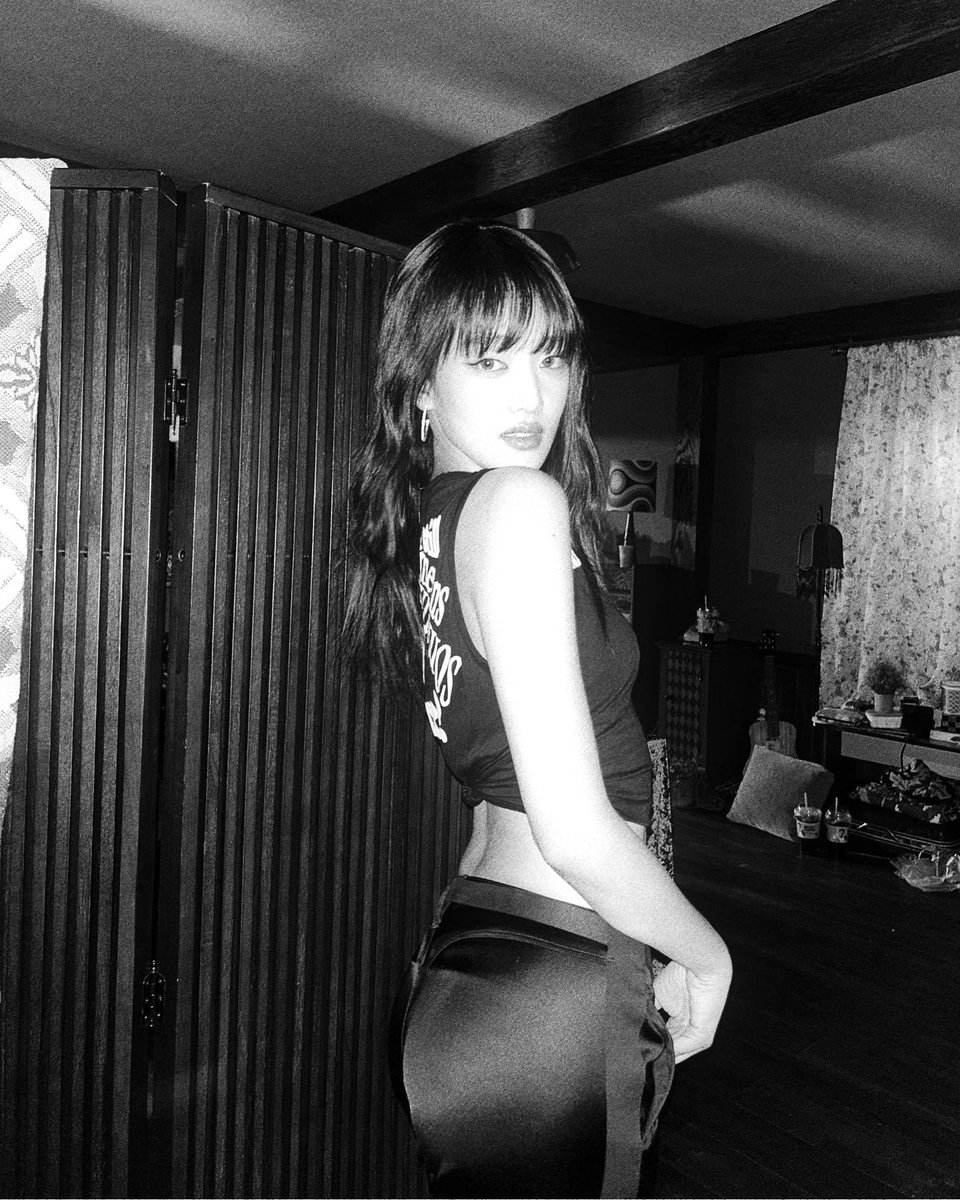 theblondbgirl's tweet image. i'm a genie in a bottle, babe