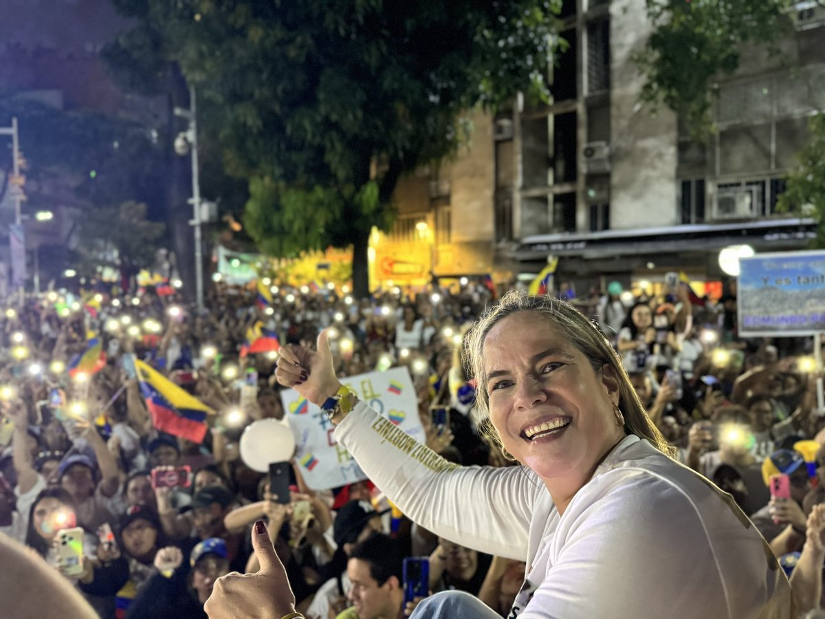 MBMartinezR's tweet photo. ¡CARACAS CERRÓ CON BROCHE DE ORO! 

Una vez más la fuerza de la decisión ciudadana se expresó en la capital y le demostró al mundo que VENEZUELA YA GANÓ 🇻🇪

¡Con nuestro próximo presidente @EdmundoGU y el respaldo de nuestra líder @MariaCorinaYA! 

¡EN UNIDAD! ¡ESTE DOMINGO A VOTAR!