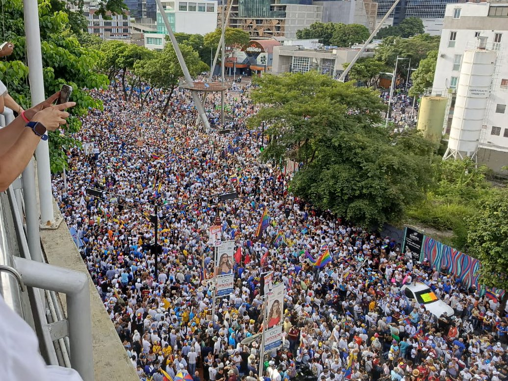 MBMartinezR's tweet photo. ¡CARACAS CERRÓ CON BROCHE DE ORO! 

Una vez más la fuerza de la decisión ciudadana se expresó en la capital y le demostró al mundo que VENEZUELA YA GANÓ 🇻🇪

¡Con nuestro próximo presidente @EdmundoGU y el respaldo de nuestra líder @MariaCorinaYA! 

¡EN UNIDAD! ¡ESTE DOMINGO A VOTAR!