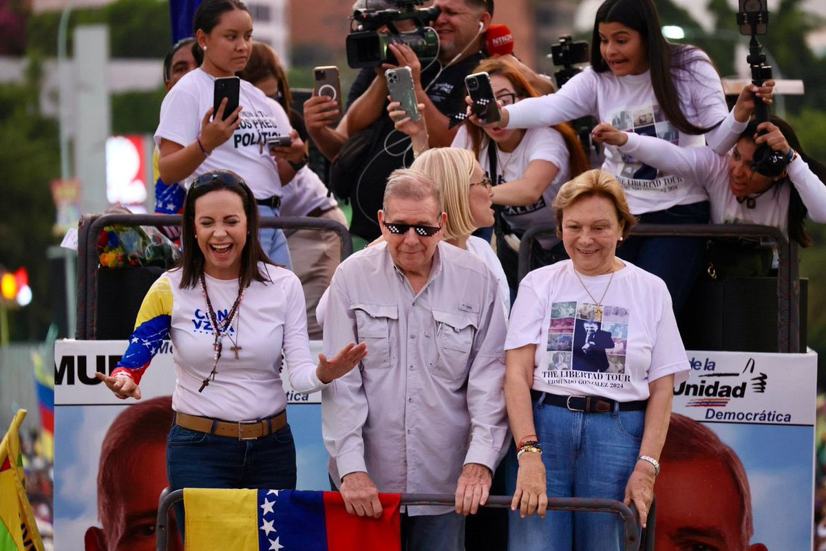 MBMartinezR's tweet photo. ¡CARACAS CERRÓ CON BROCHE DE ORO! 

Una vez más la fuerza de la decisión ciudadana se expresó en la capital y le demostró al mundo que VENEZUELA YA GANÓ 🇻🇪

¡Con nuestro próximo presidente @EdmundoGU y el respaldo de nuestra líder @MariaCorinaYA! 

¡EN UNIDAD! ¡ESTE DOMINGO A VOTAR!