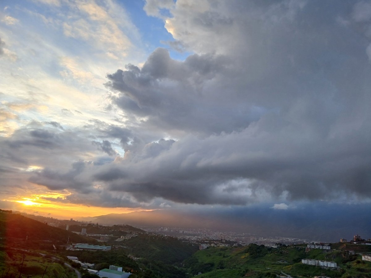 jmtizure's tweet photo. @NataliaVartan El atardecer también es hermoso, imagino que también ocurren los eventos similares del amanecer. https://t.co/HAl3t3cOU5