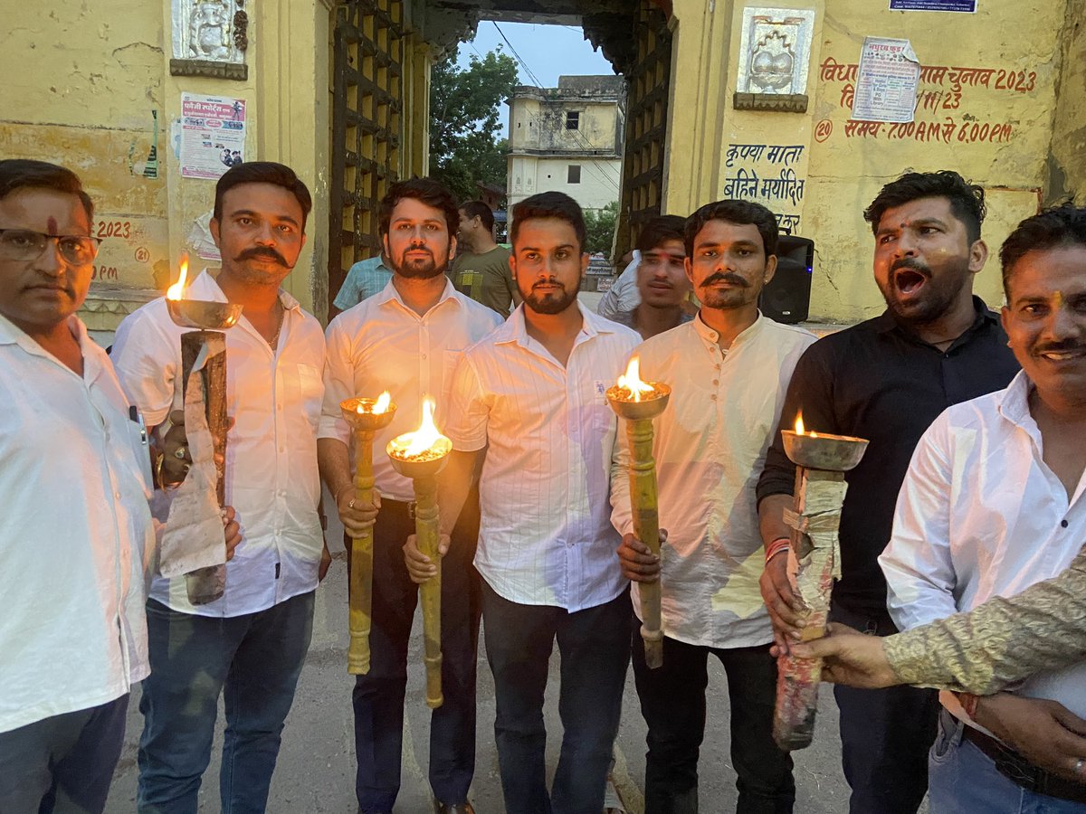 ShjitendraSingh's tweet photo. कारगिल विजय दिवस की पुर्व संध्या पर भाजयुमो उदयपुर देहात द्वारा सलूंबर विधानसभा में मशाल जुलुस निकाला गया।
@BJP4Rajasthan @madanrathoree @cpjoshiBJP @AnkitChechiBJP @BJYMinRaj @chandraguptbjp @Lalitsinghbjym @vishalparthbjp https://t.co/IOCLhKBAyU