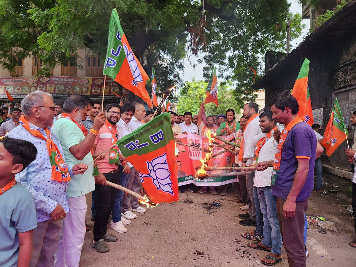 ShjitendraSingh's tweet photo. कारगिल विजय दिवस की पुर्व संध्या पर भाजयुमो उदयपुर देहात द्वारा वल्लभनगर विधानसभा विधानसभा में मशाल जुलुस निकाला गया।
@BJP4Rajasthan @madanrathoree @cpjoshiBJP @AnkitChechiBJP @BJYMinRaj @chandraguptbjp @Lalitsinghbjym @vishalparthbjp https://t.co/HEwxhHGSUb