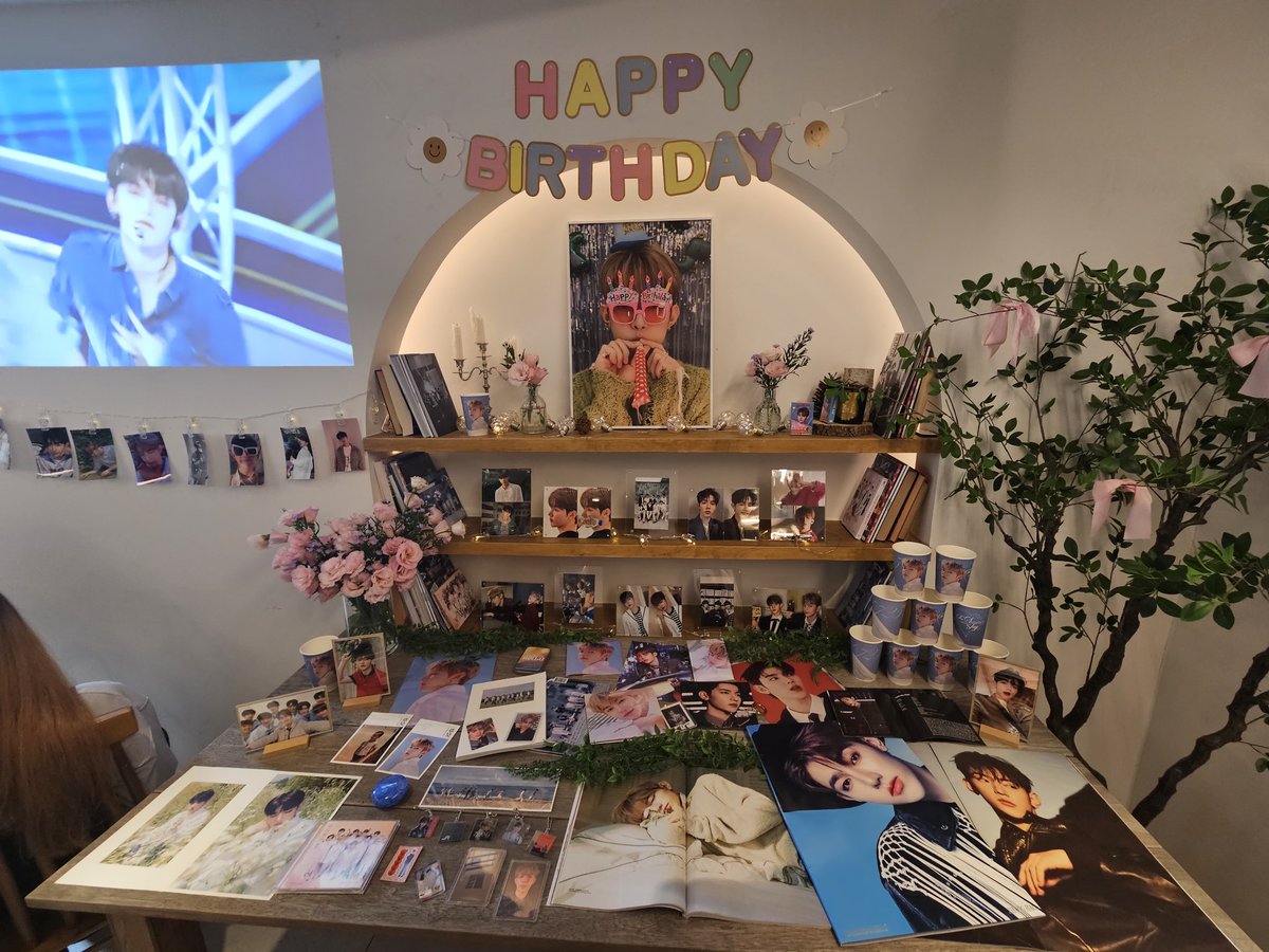 lovely_binny26's tweet photo. 사람이 진짜 많았던 하늘의 여름 🩵
음료 주문 기다리며 예쁘게 꾸며진 카페 구경하는데
멋지고 사랑스러운 하오로 가득했던 곳🦝❤️
키링 가챠랑 럭드 참여해서 부채랑 포카파우치 당첨 🩷
키링도 나에게 찰떡이였던 것만 득템😁
하오의 두번째 여름은 행복 가득🩵
#하늘의_2번째_여름 #클라푸티 https://t.co/um4UWebFAm