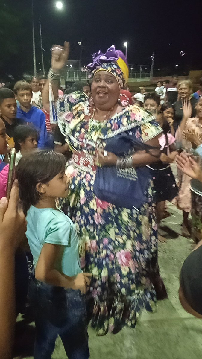 ASI LA NEGRA TOMASA CELEBRA EL DÍA DEL NIÑO EN LA PLAZA DE LA JUVENTUD DE VISTA AL SOL JUNTO CON SU COMUNIDAD