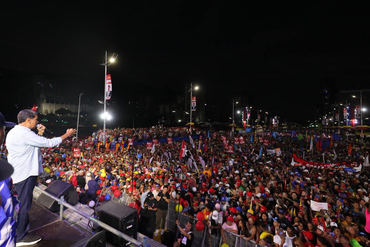 pinfantea's tweet photo. ¡CARACAS LO VOLVIMOS A HACER! ✊🏽 🇻🇪

Monumental y victorioso cierre de campaña electoral de la Revolución y su candidato: NICOLÁS MADURO. 

De punta a punta, las calles, las avenidas y las autopistas de la capital de la República. 

8 avenidas deabordadas de amor y alegría!!! ❤️ 

Hemos constituido una nueva mayoría política, social y cultural que se va a expresar el domingo #28Jul.

VENEZUELA CON MADURO!!! ❤️  @NicolasMaduro