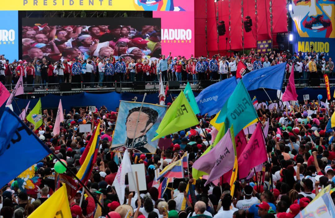 pinfantea's tweet photo. ¡CARACAS LO VOLVIMOS A HACER! ✊🏽 🇻🇪

Monumental y victorioso cierre de campaña electoral de la Revolución y su candidato: NICOLÁS MADURO. 

De punta a punta, las calles, las avenidas y las autopistas de la capital de la República. 

8 avenidas deabordadas de amor y alegría!!! ❤️ 

Hemos constituido una nueva mayoría política, social y cultural que se va a expresar el domingo #28Jul.

VENEZUELA CON MADURO!!! ❤️  @NicolasMaduro