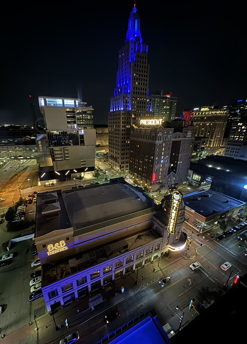 HTFUKelly's tweet photo. I still canβt believe Iβm living rent free right now. I wish the Bartle Hall thingamajigs were lit up. I love Kansas City. Wish you were here, @VegaSlpyart78
#PowerAndLight #KCMO https://t.co/NN1b2lev6n