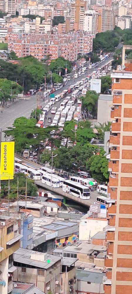 NituPerez's tweet photo. Cierre de campaña de Maduro. La marcha de los Encavas. https://t.co/s50ZFwkrEz