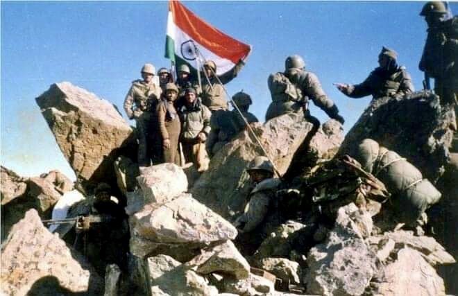 khushal1954's tweet photo. #25YearsofKargilVijay ..Honouring the valiant heroes of Kargil on this Vijay Diwas. Their courage and sacrifice ensured our nation's victory and sovereignty. 

Proud to have served alongside such brave souls. Jai Hind! 🇮🇳 #KargilVijayDiwas #HeroesOfKargil https://t.co/33DAXyuvsh