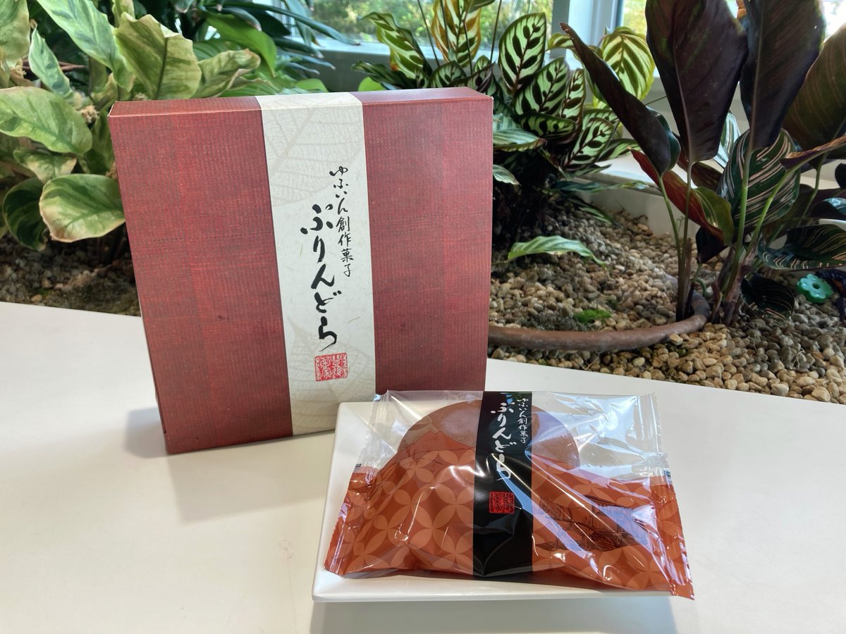 FukuokaAirport's tweet photo. 本日は国内線2階 #SOLAE 2階出発店 にて「ぷりんどら(4個入り 税込950円)」をご紹介！
ふんわりパンケーキ風のどら焼きと阿蘇のジャージー牛乳を使用したほろ苦いカラメルソースがアクセントのプリンは相性抜群です😋💓
半解凍くらいで食べるとアイス感覚で一味違った美味しさが感じられます…😳✨ https://t.co/kgvIWvijEk
