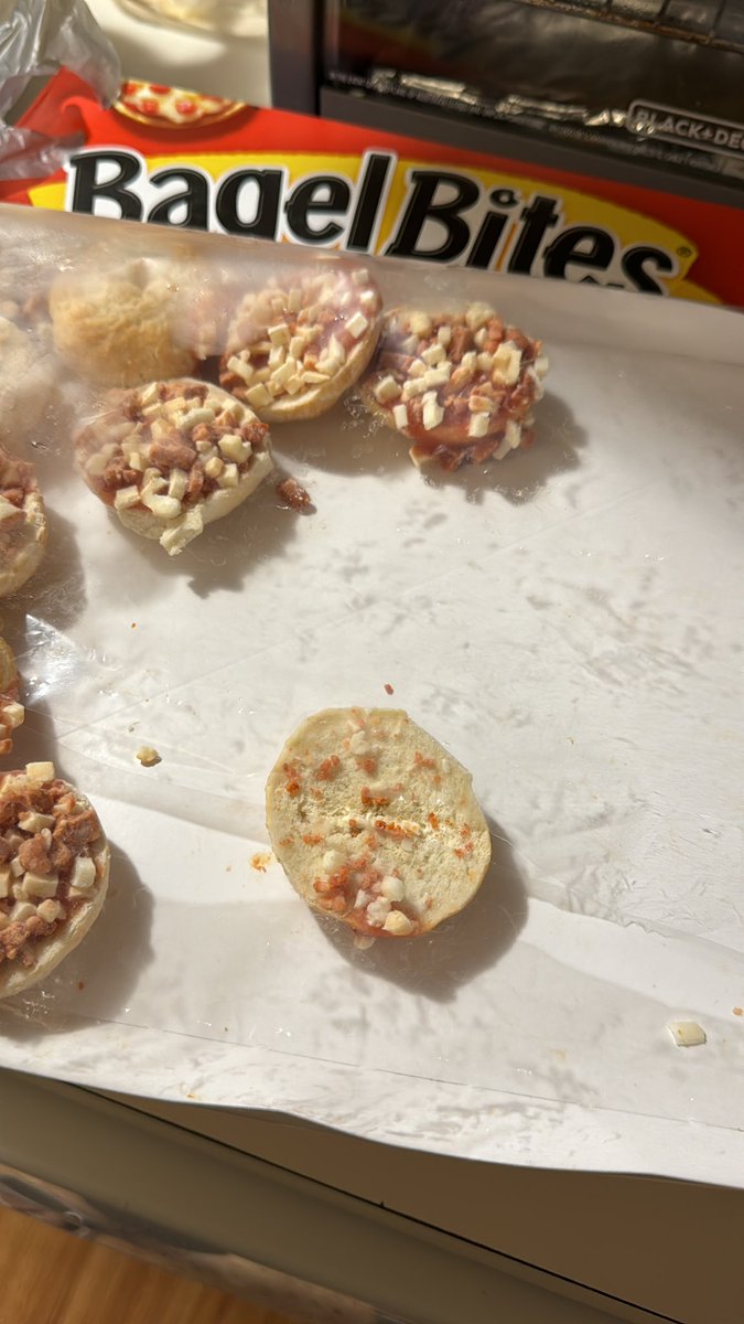 RiceyRice's tweet photo. @BagelBites c’mon now you’re better than this… just a straight up plain bagel bite with no toppings… #sad #nonomnoms https://t.co/XxH0bCaJH0