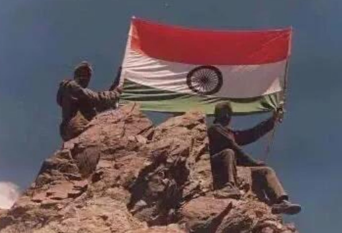 NaveenJaihind's tweet photo. ए मेरे वतन के लोगो जरा याद करो क़ुर्बानी जो लौट के घर ना आए 🙏

#kargildiwas 
शत शत नमन बलिदान को #KargilVijayDiwas https://t.co/mQ6r254wak