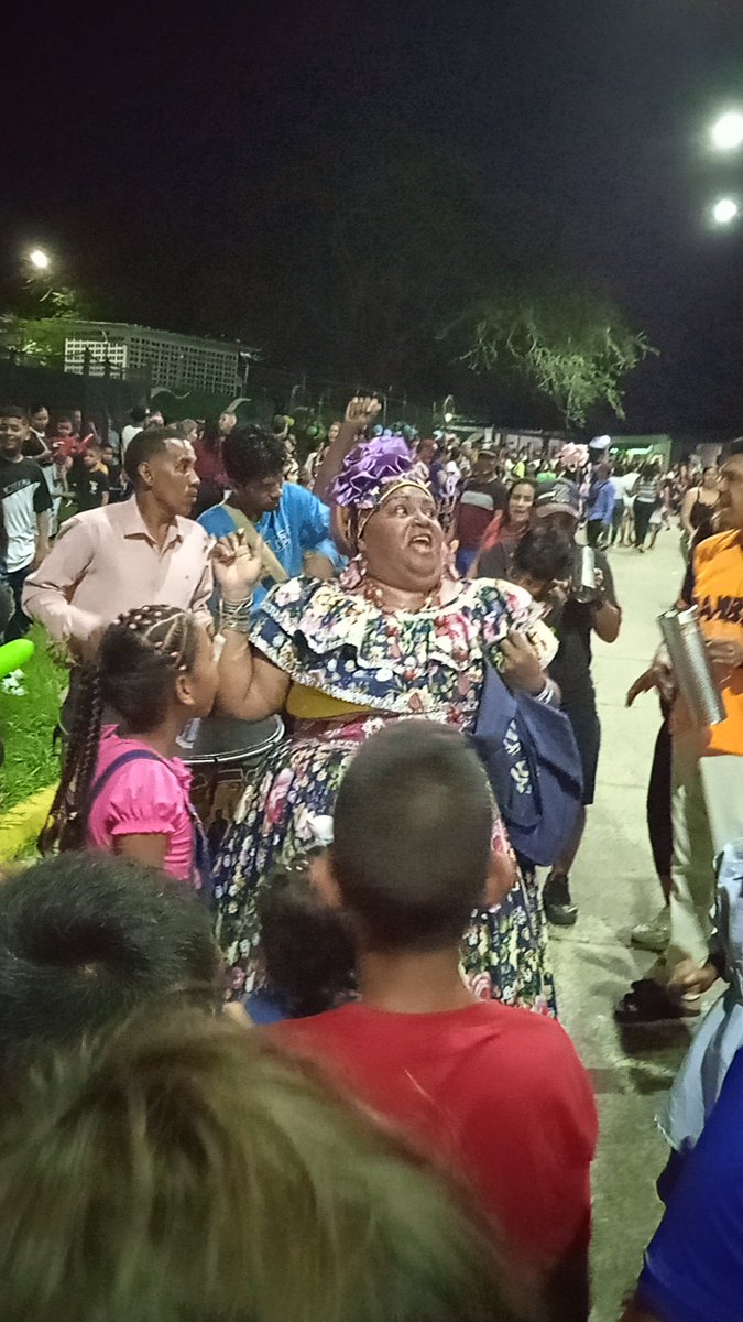 ASI LA NEGRA TOMASA CELEBRA EL DÍA DEL NIÑO EN LA PLAZA DE LA JUVENTUD DE VISTA AL SOL JUNTO CON SU COMUNIDAD