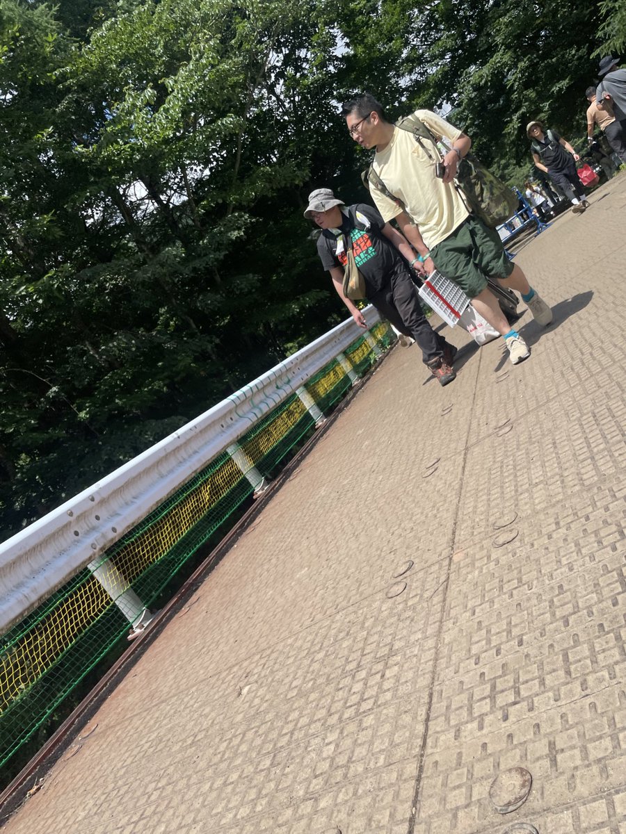 好きなアーティスト。まさかすぐ隣で。
リハ中
#ラッキーキリマンジャロ

#フジロック落語 
#ところ天国 

今年は大福さんの浪曲もあります。
馬るこさんと楽屋入りしました。