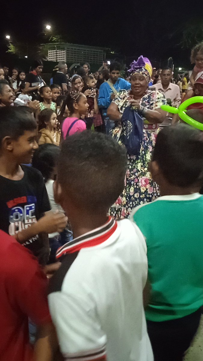 ASI LA NEGRA TOMASA CELEBRA EL DÍA DEL NIÑO EN LA PLAZA DE LA JUVENTUD DE VISTA AL SOL JUNTO CON SU COMUNIDAD