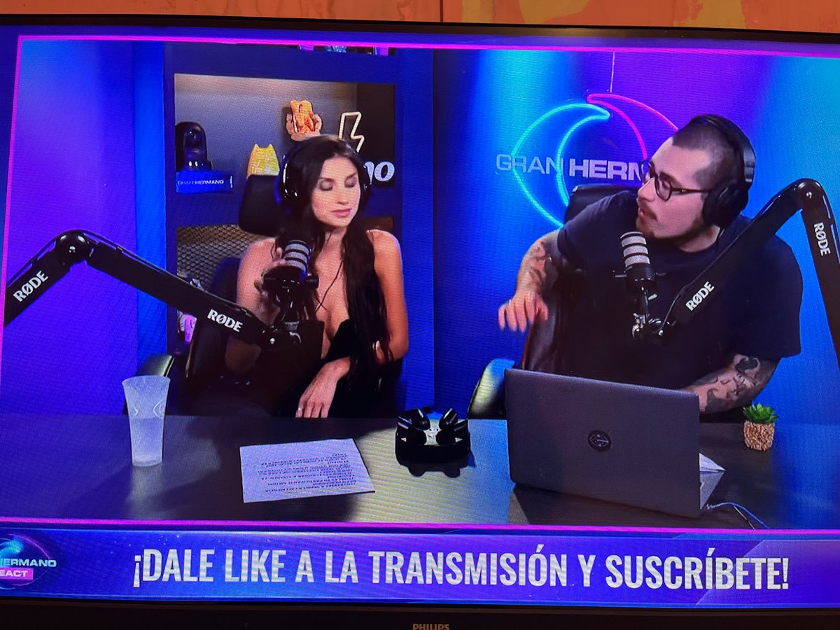 Belencids's tweet photo. Claudio Michaux explicándole como funciona el reality a Daniela 😹 @ClaudioMichaux #GranhermanoCHV https://t.co/tCZORF1bV5