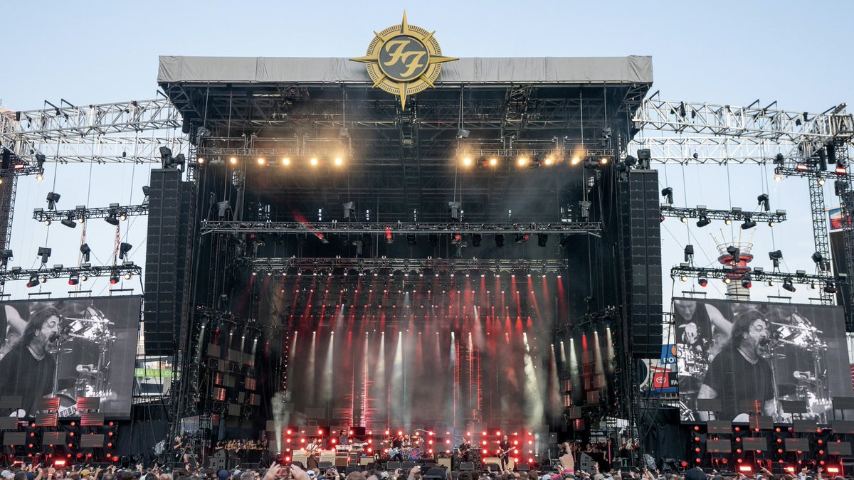 Reds's tweet photo. Fantastic night with @foofighters 🔥 https://t.co/c9vgl5pT7r