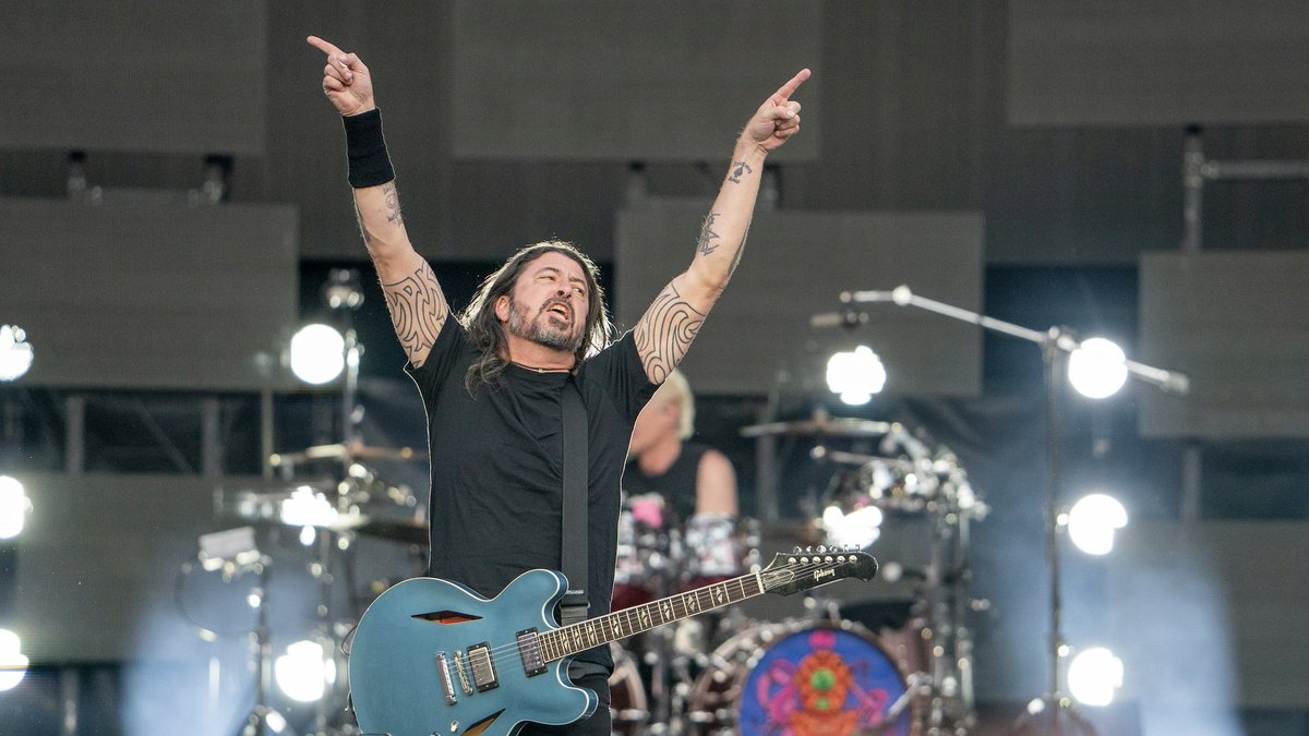 Reds's tweet photo. Fantastic night with @foofighters 🔥 https://t.co/c9vgl5pT7r