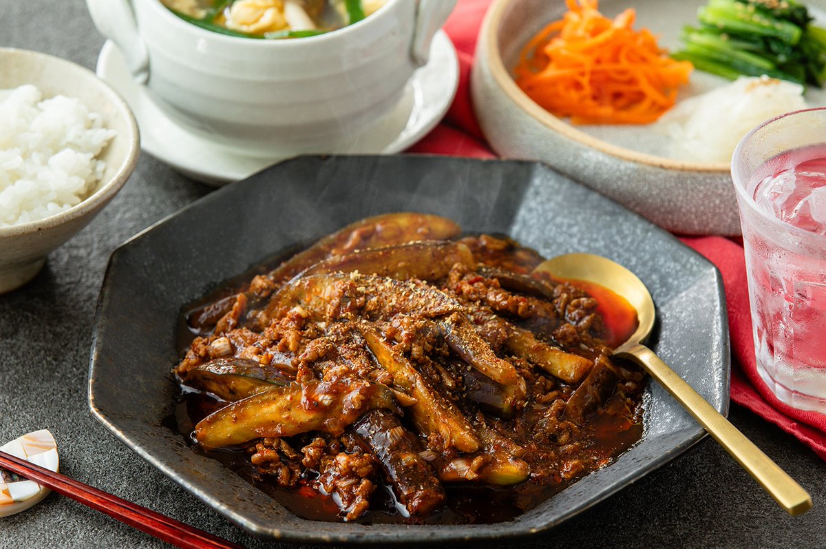 GooodGooodTable's tweet image. 夏と言えば #茄子！
#CookDo 「極 麻辣麻婆豆腐」を使った究極夕飯献立をご紹介します🍆

お腹いっぱい食べられて野菜もしっかり摂れる🤤

食べたい！という方はリポスト🔄で教えてね！
#麻婆 #夏のおうちのご褒美セット #夏レシピ

詳しくはこちら↓
gooodgooodtable.ajinomoto.co.jp/ggt/magazine/d…