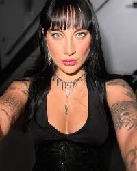 csantander23's tweet photo. Uds a quien prefieren en GH Chile  ? 
RT.       Camila Power   
FAV.     Michelle Carvalho 

#GranHermanoCHV #GranahermanoChile #GranHermano #GHChile https://t.co/nlc9m88Mcz