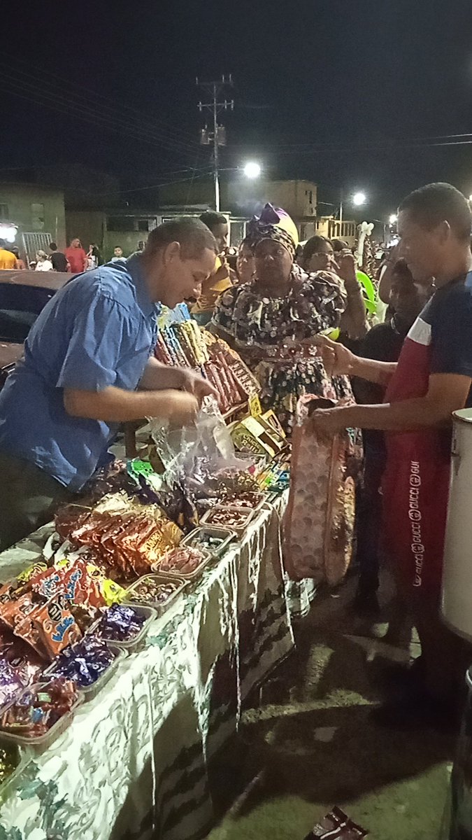 TODOS LOS REVENDEDORES DE LA PLAZA DE LA JUVENTUD DE VISTA AL SOL APORTARON PARA LLENAR LA PIÑATA A LOS NIÑOS EN SU DÍA GRACIAS