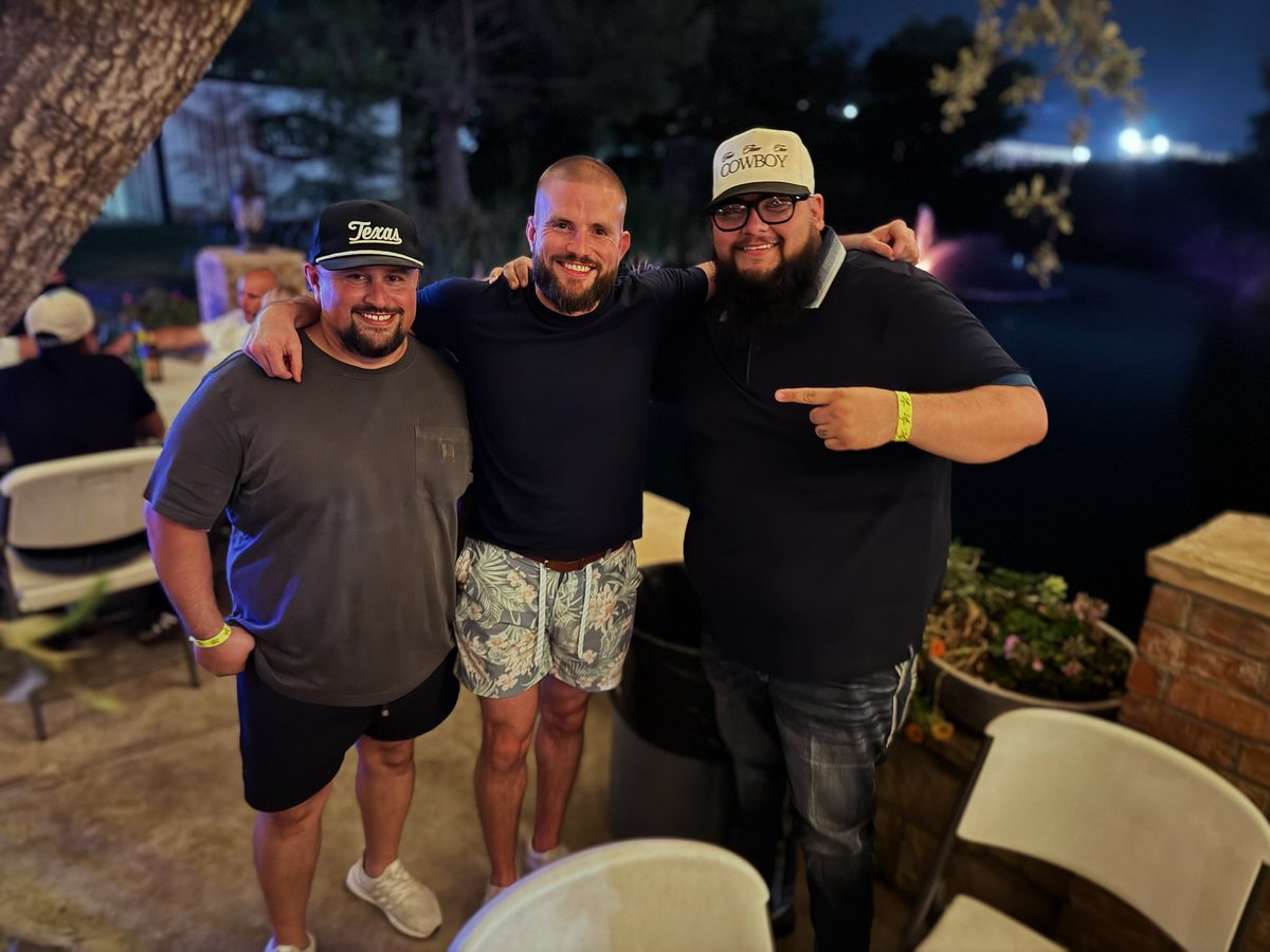 PatchBoyz_Pod's tweet photo. Good Times With @fracslap
Thanks For The Invite Last Night ππ’οΈ
#westtexas #midlandtx #oilandgasindustry #midlandtx #odessatx #digitalwildcatters #collide #shackintheback https://t.co/jquY9GKsAZ