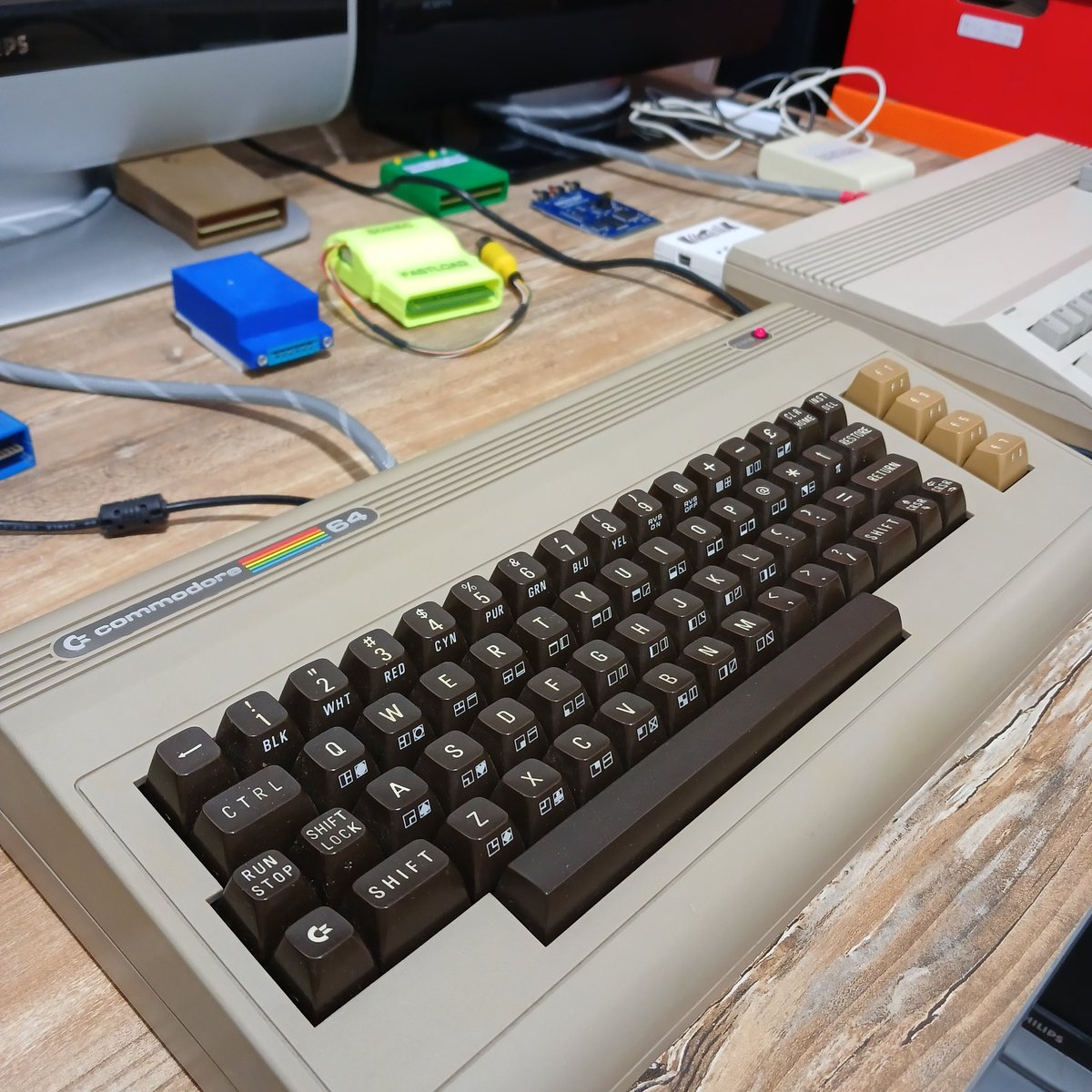 homecomputer_64's tweet photo. 🇦🇷 "Wolfling", juego homebrew para C64

🇺🇲 "Wolfling", a homebrew game for C64

#commodore64 #c64 #amiga500 #sinclairspectrum #retrogaming #8bit #16bit #homecomputer #retrogamer #retrocomputacion #atari #msx #amstrad #atarist #ti994A #commodore #c128 #commodore128 https://t.co/LgSQTC5yUw