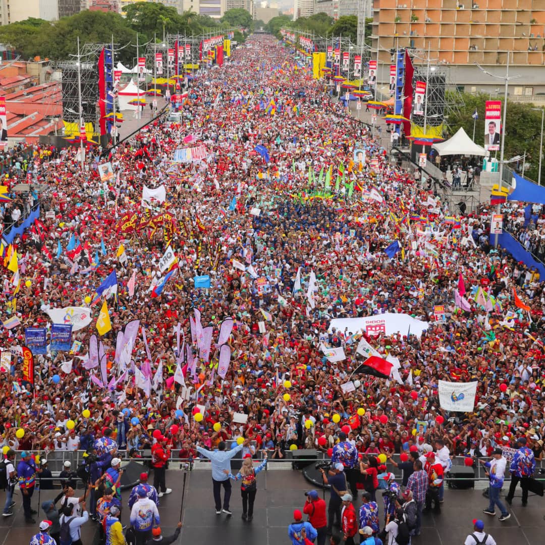 Que llenazo Dios mío!!! Este 28 de julio sin duda gana <a href="/NicolasMaduro/">Nicolás Maduro</a> ; el legado de Chávez vigente hasta el 2000Siempre!! 💛💙♥️