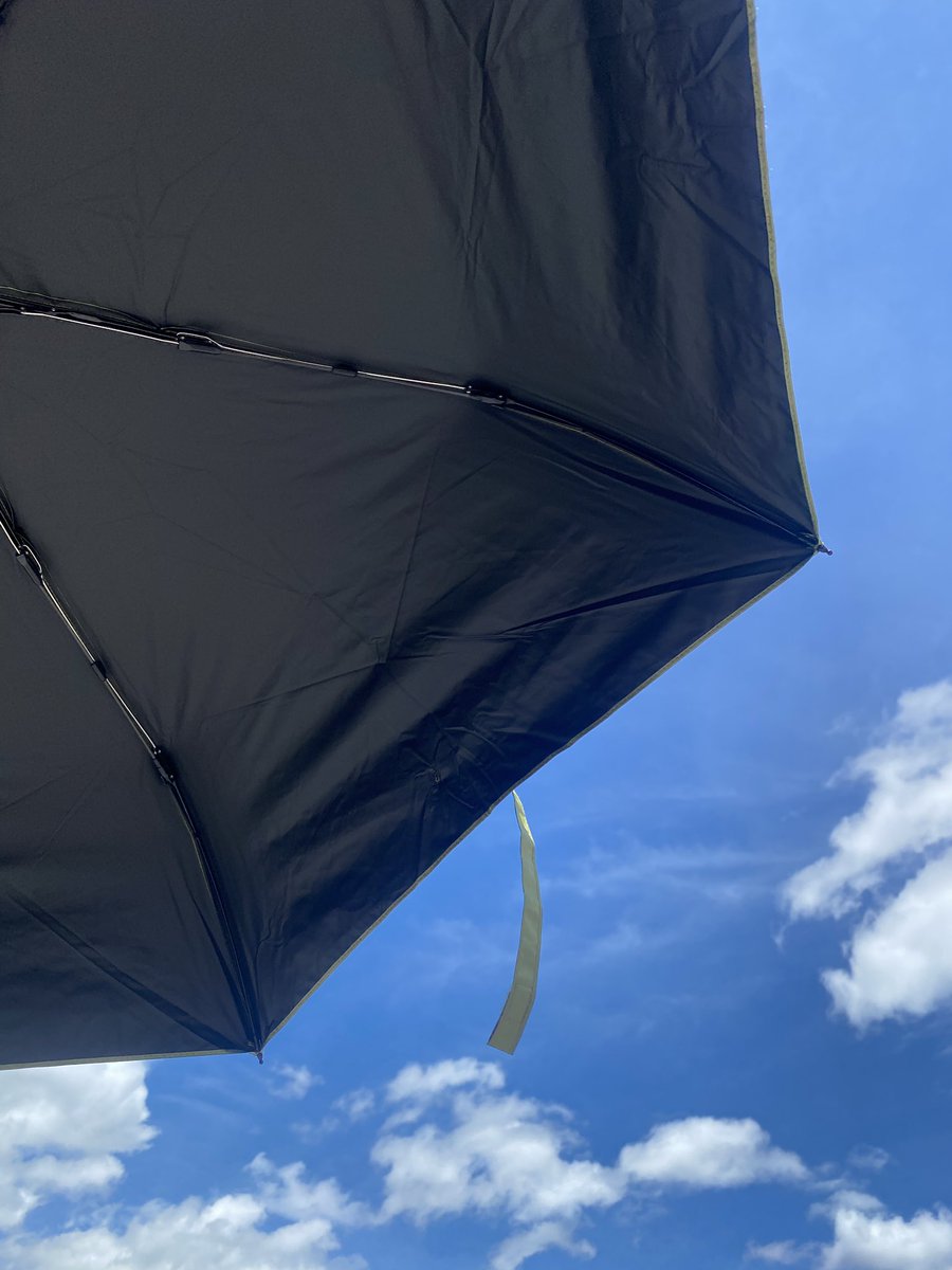 aki136volty's tweet image. 話題の日傘キター✨

収納時20センチ
カバー込みの重さ153g

めっちゃコンパクトな感じもないけど
広げたら十分な大きさ

ジリジリ日差しを遮って
風が吹けば涼しい

ただし強風には弱いらしい🤣

#PROTECTU