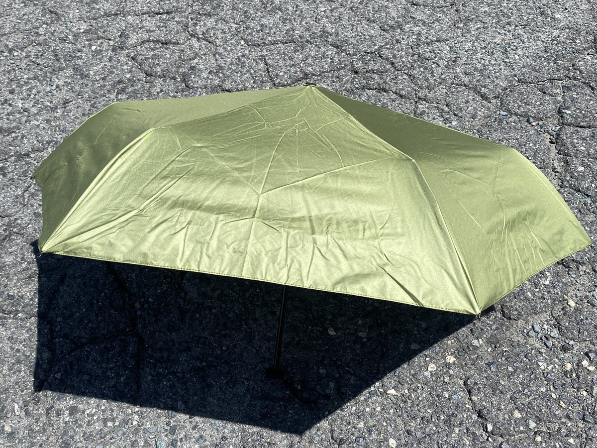 aki136volty's tweet image. 話題の日傘キター✨

収納時20センチ
カバー込みの重さ153g

めっちゃコンパクトな感じもないけど
広げたら十分な大きさ

ジリジリ日差しを遮って
風が吹けば涼しい

ただし強風には弱いらしい🤣

#PROTECTU