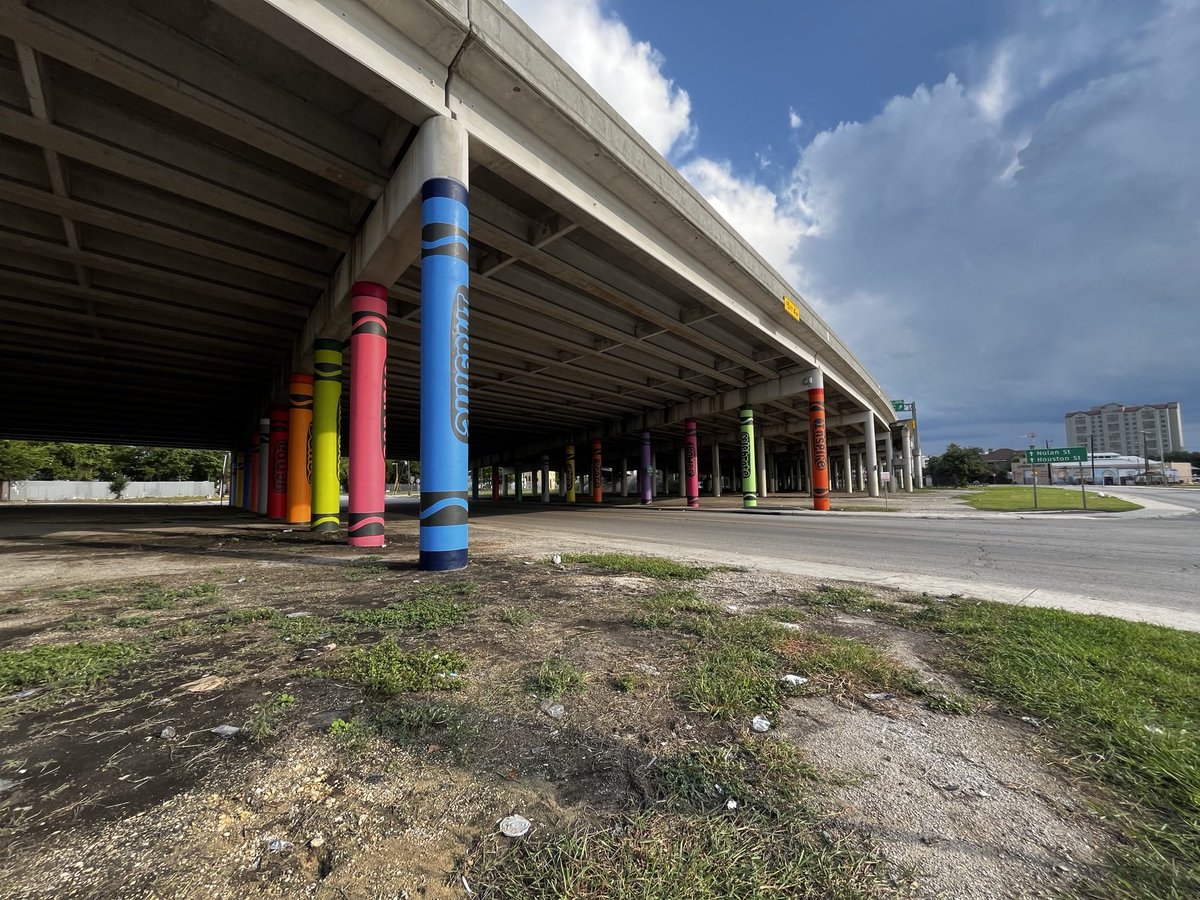 melissamvega's tweet photo. ❤️💜💙💚LOVE THIS ❤️💜💙💚
A local art group called Scribewerks has transformed the I-37 at Brooklyn Avenue underpass into what they proudly call “The Crayon Gallery”. https://t.co/vpdJP1NkFG https://t.co/oMwwZ8Ooje