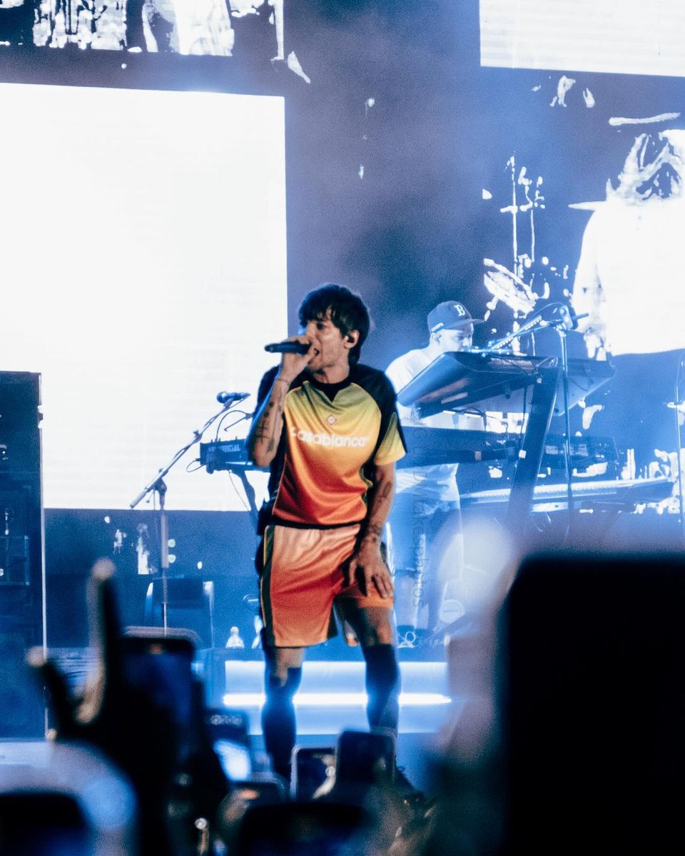 LouiesMedia's tweet photo. 📸 | Louis on stage for #AwayFromHomeFestival • #AFHFMerida
© lizdmtakesphotos https://t.co/8nJcMmuT0i