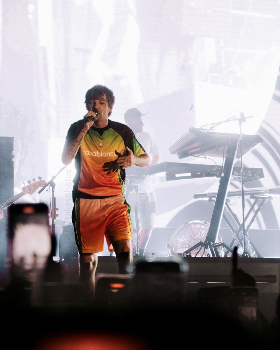 LouiesMedia's tweet photo. 📸 | Louis on stage for #AwayFromHomeFestival • #AFHFMerida
© lizdmtakesphotos https://t.co/Guoga85FDo