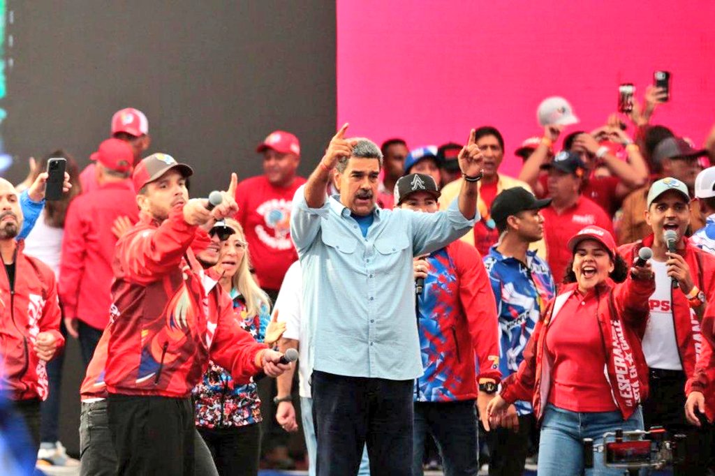 CCLAPMarcanoNE's tweet photo. #25Julio|| Con gran demostración de amor y lealtad el pueblo, lleno de sentimiento patriótico y revolucionario demostró una vez más su apoyo al candidato de la Patria @NicolasMaduro, en un extraordinario cierre de campaña. Venceremos

#PaLanteEsPaAllá
#SoyComunicadorClapNE📦 https://t.co/QSS0EhNXY1