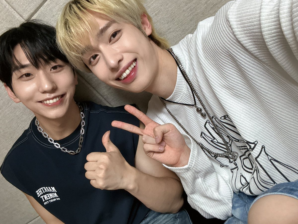 ggyuwonna's tweet photo. My two biases and then i faint https://t.co/Q2BfwTmv6P