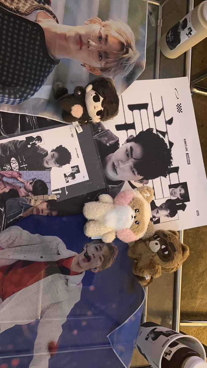 dalss0_0's tweet photo. 二十五、章昊的季节
谢谢你，出现在我最美好的青春中一片。
· 카페먼로

블랙화이트 찰떡 짱자님🖤🤍
포스터 내가 너무 사랑하는 사진이라 홀린듯이 감

#二十五_章昊的季节
#昊昊的生日 https://t.co/KJut9erLd5