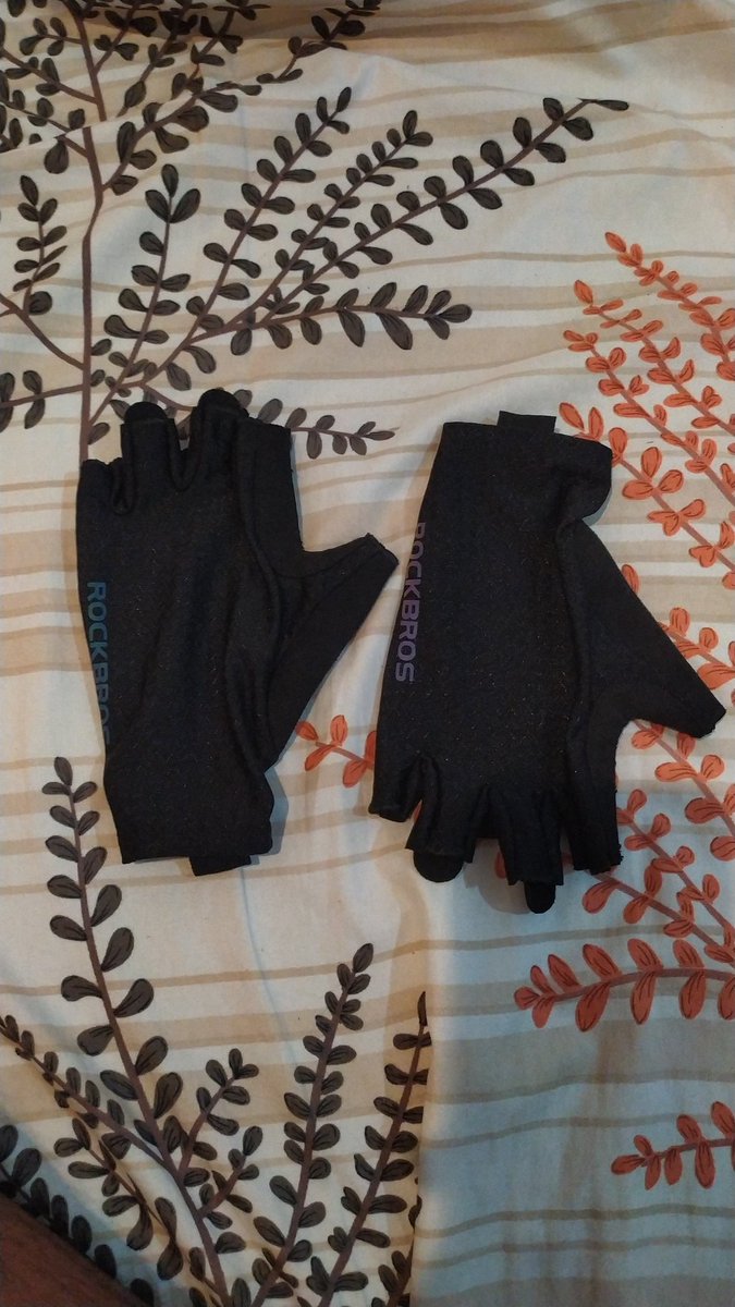 dimaseriana's tweet photo. #fnfjb wts glove rockbross new sz L, dijual salah ukuran, harga 90 rb, rekber siap, lokasi tuban jawa timur https://t.co/wE1iYBWTY4