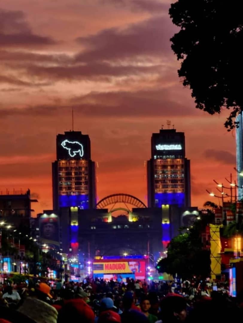 En una campaña histórica acompañamos a nuestro Candidato al Gran Cierre de Campaña en #Caracas.

La Esperanza está en la Calle, camina en nuestro Pueblo que lucha, crece y que siempre Vencerá.

Este 28 de Julio ¡Votamos por el Presidente <a href="/NicolasMaduro/">Nicolás Maduro</a>!✊🏻🇻🇪❤️

#EsperanzaCalleYPaz