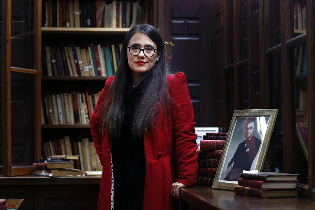 [ENTREVISTA] Ariadna Biotti, investigadora <a href="/Archivo_Bello/">Archivo Central Andrés Bello</a>: "Me apasiona la sorpresa, buscar, encontrar y sentir que en el fondo del Archivo hay una institución infinita" uchile.cl/u218617