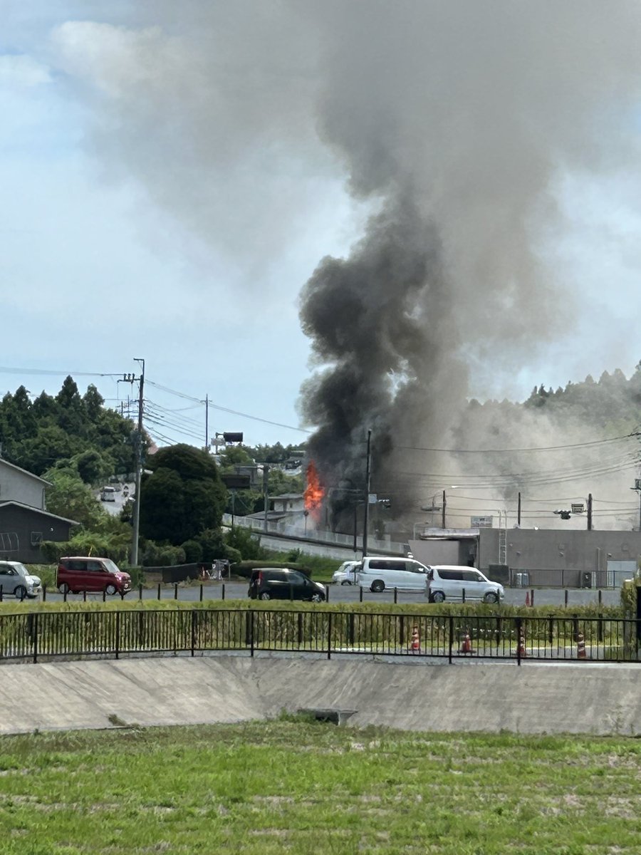 火事情報】茨城県笠間市大田町 道の駅かさま付近 建物から煙あがる火災