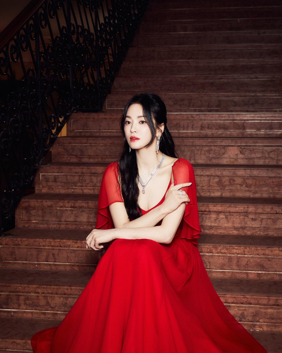hyyekyo's tweet photo. In this red dress, I am unstoppable. 🥀 https://t.co/R55oxDwwEK