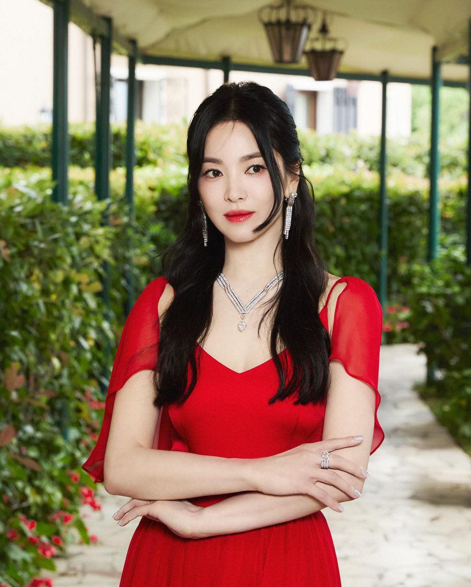 hyyekyo's tweet photo. Standing tall and proud on these steps, my long red dress flows effortlessly, making a powerful statement. The vivid red captures the essence of confidence and grace, transforming this moment into a striking display of elegance and strength. https://t.co/1ycWKTTN3k
