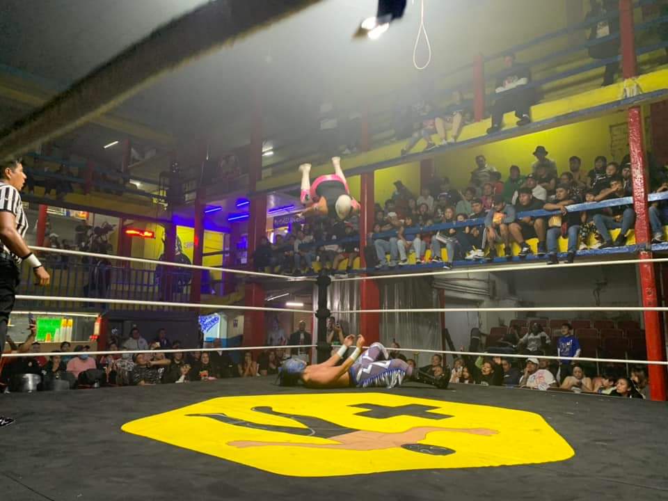 LaTijeraLucha's tweet image. Victoria para el rudo #KidLaberinto, quien logró sobreponerse de potentes castigos por parte de su rival #UltimoCaballero, a quien reconoce al final de la batalla, en un dinámico duelo en la #ArenaSanJuanPantitlán con Producciones Arewa... #latijeraluchalibre