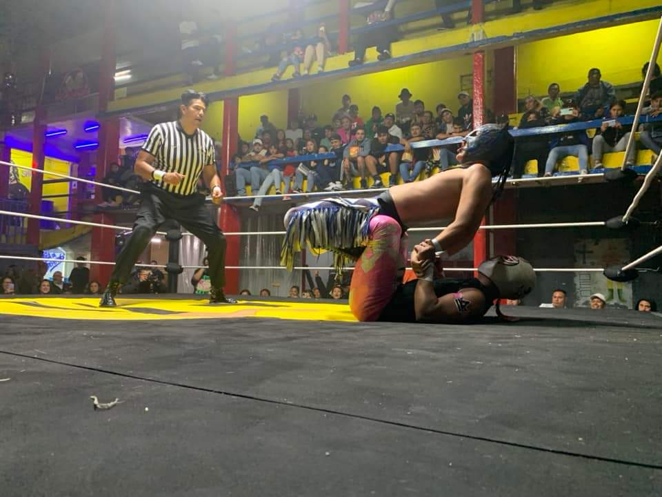 LaTijeraLucha's tweet image. Victoria para el rudo #KidLaberinto, quien logró sobreponerse de potentes castigos por parte de su rival #UltimoCaballero, a quien reconoce al final de la batalla, en un dinámico duelo en la #ArenaSanJuanPantitlán con Producciones Arewa... #latijeraluchalibre