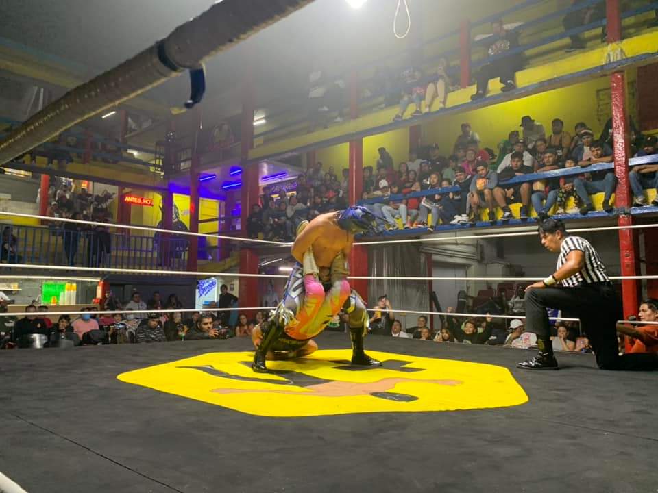 LaTijeraLucha's tweet image. Victoria para el rudo #KidLaberinto, quien logró sobreponerse de potentes castigos por parte de su rival #UltimoCaballero, a quien reconoce al final de la batalla, en un dinámico duelo en la #ArenaSanJuanPantitlán con Producciones Arewa... #latijeraluchalibre