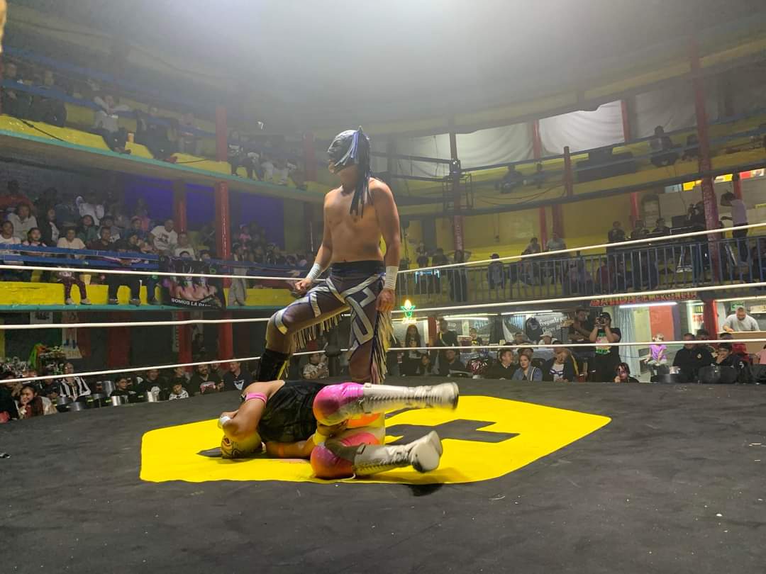 LaTijeraLucha's tweet image. Victoria para el rudo #KidLaberinto, quien logró sobreponerse de potentes castigos por parte de su rival #UltimoCaballero, a quien reconoce al final de la batalla, en un dinámico duelo en la #ArenaSanJuanPantitlán con Producciones Arewa... #latijeraluchalibre