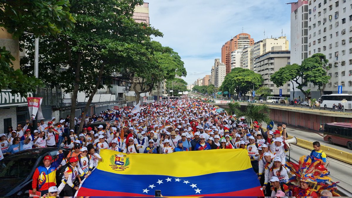ResteadoPDVSA's tweet photo. YoVoyAMiGalloPinto hoy fue un Gran Cierre de Campaña en #Caracas y toda la clase trabajadora asistió con gran alegría a acompañar al líder y quien será reelecto Presidente de la República Bolivariana de Venezuela, nuestro Batallador @nicolasmaduro 🇻🇪✌️. https://t.co/rmAqtdcocI